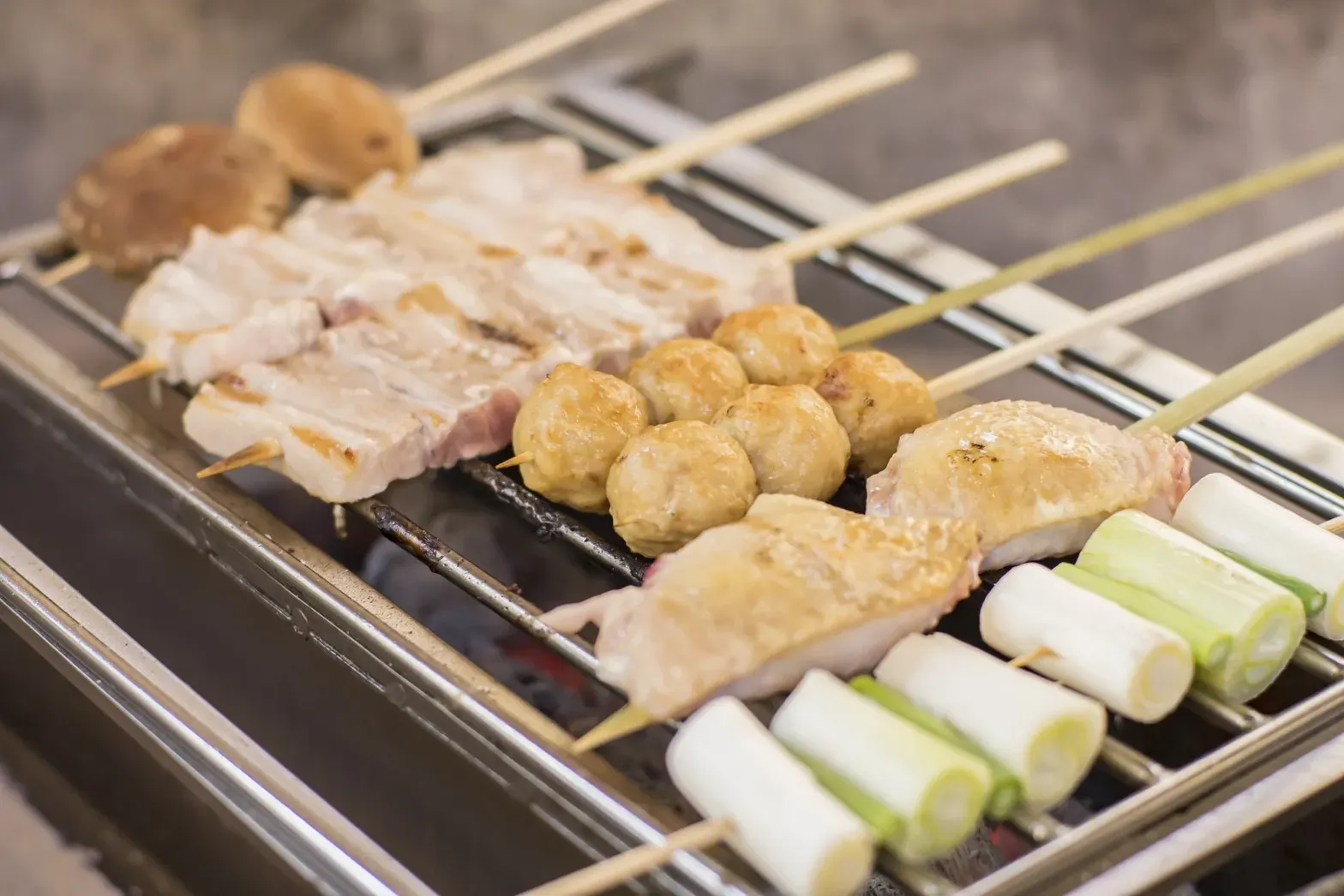 貯水池鳥山の名物料理。いろりの炭火で香ばしく焼き上げる厳選食材のいろり焼き
