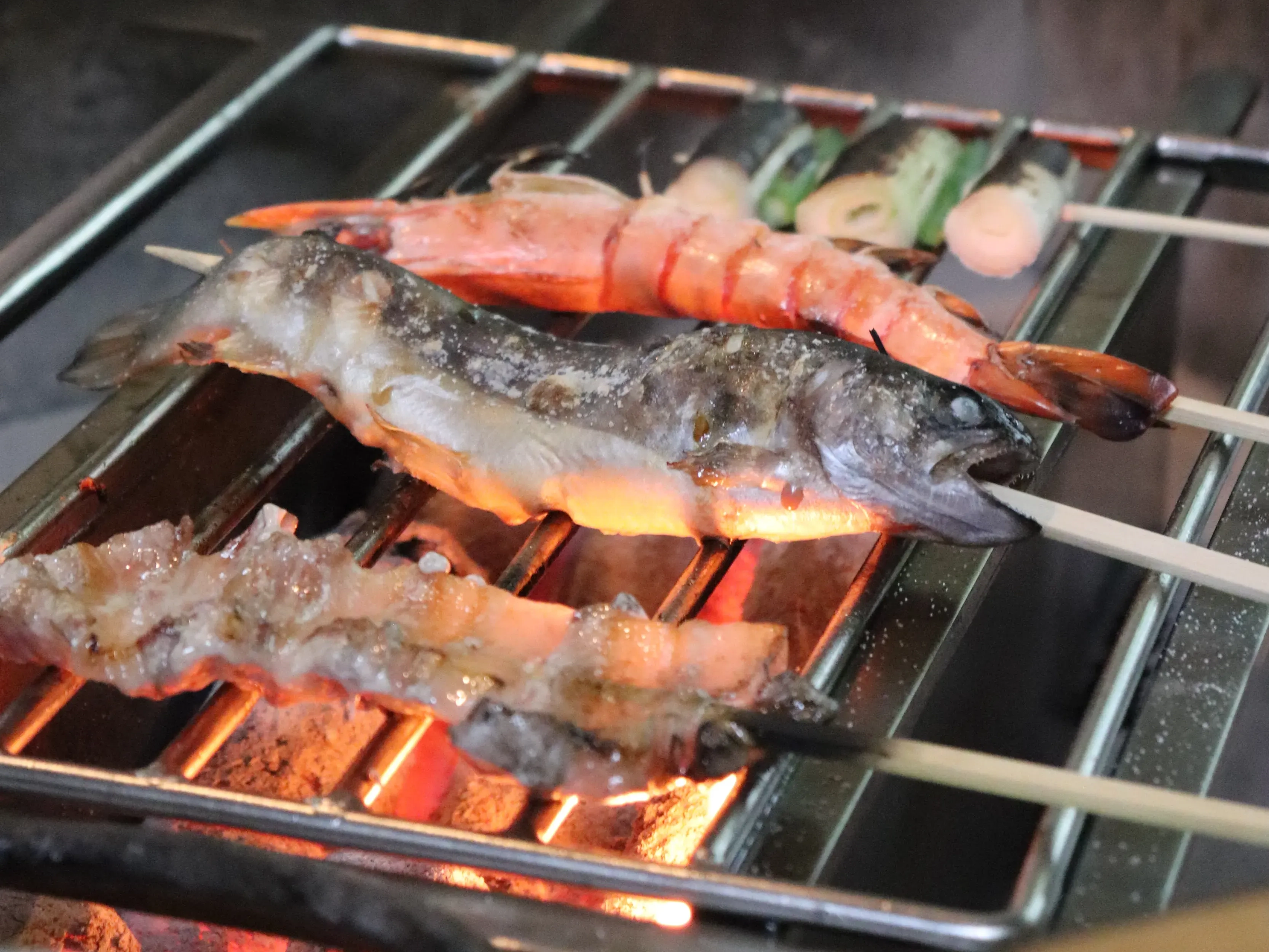 温かみのある炭火が灯る伝統的な囲炉裏