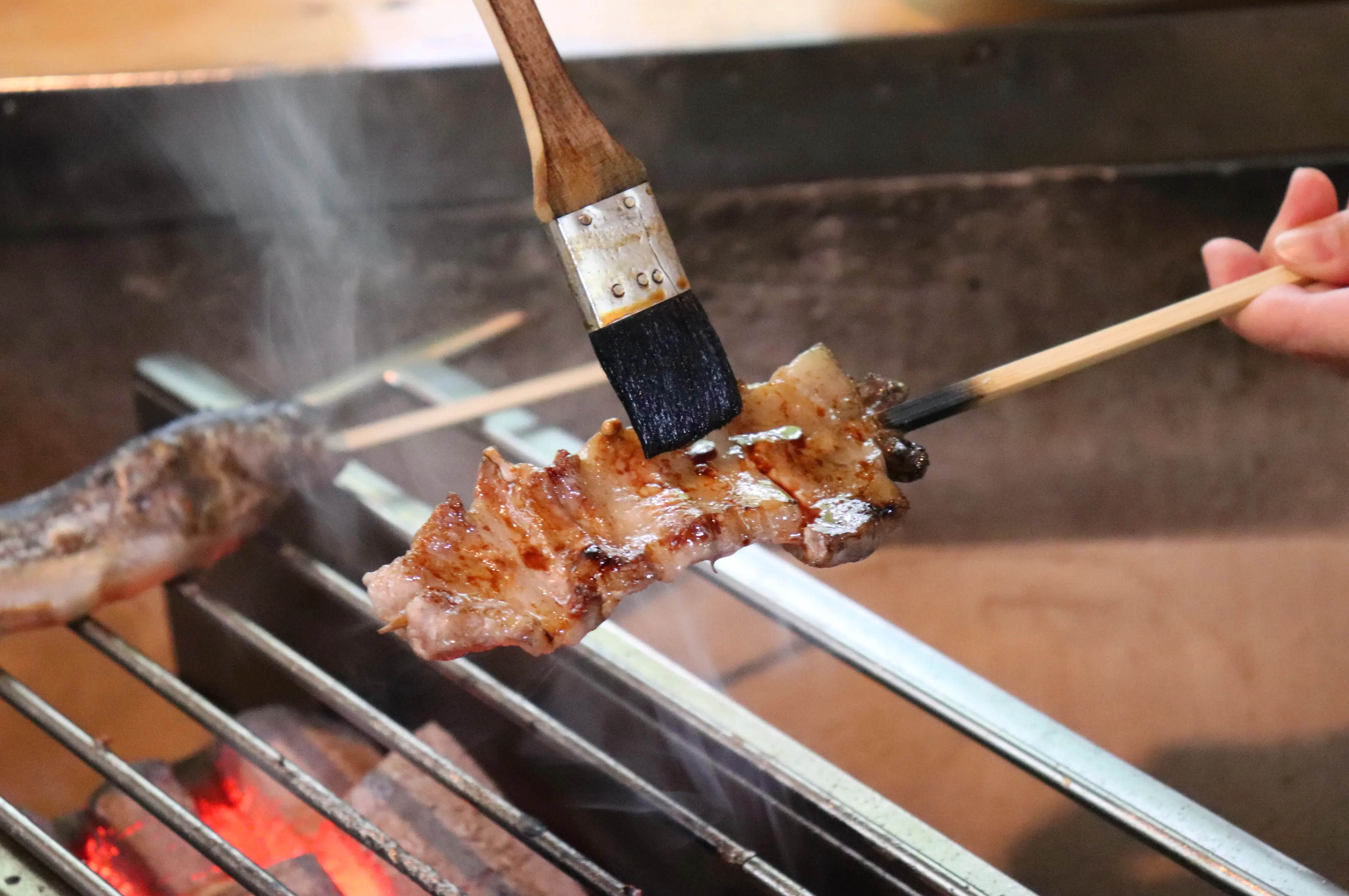 貯水池鳥山で提供している、厳選した囲炉裏焼きの一つ、霧島豚バラ串。